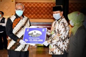 Bupati Kuningan saat menerima penghargaan Swasti Saba Wistara dari Wagub Jabar.
